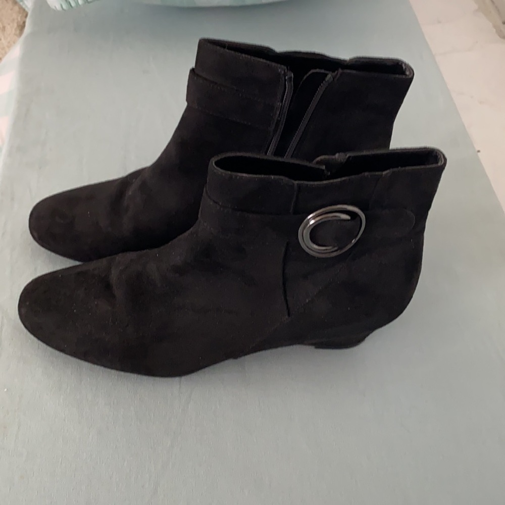 East Fifth sz 9 suede like boots w memory foam - Picture 3 of 11